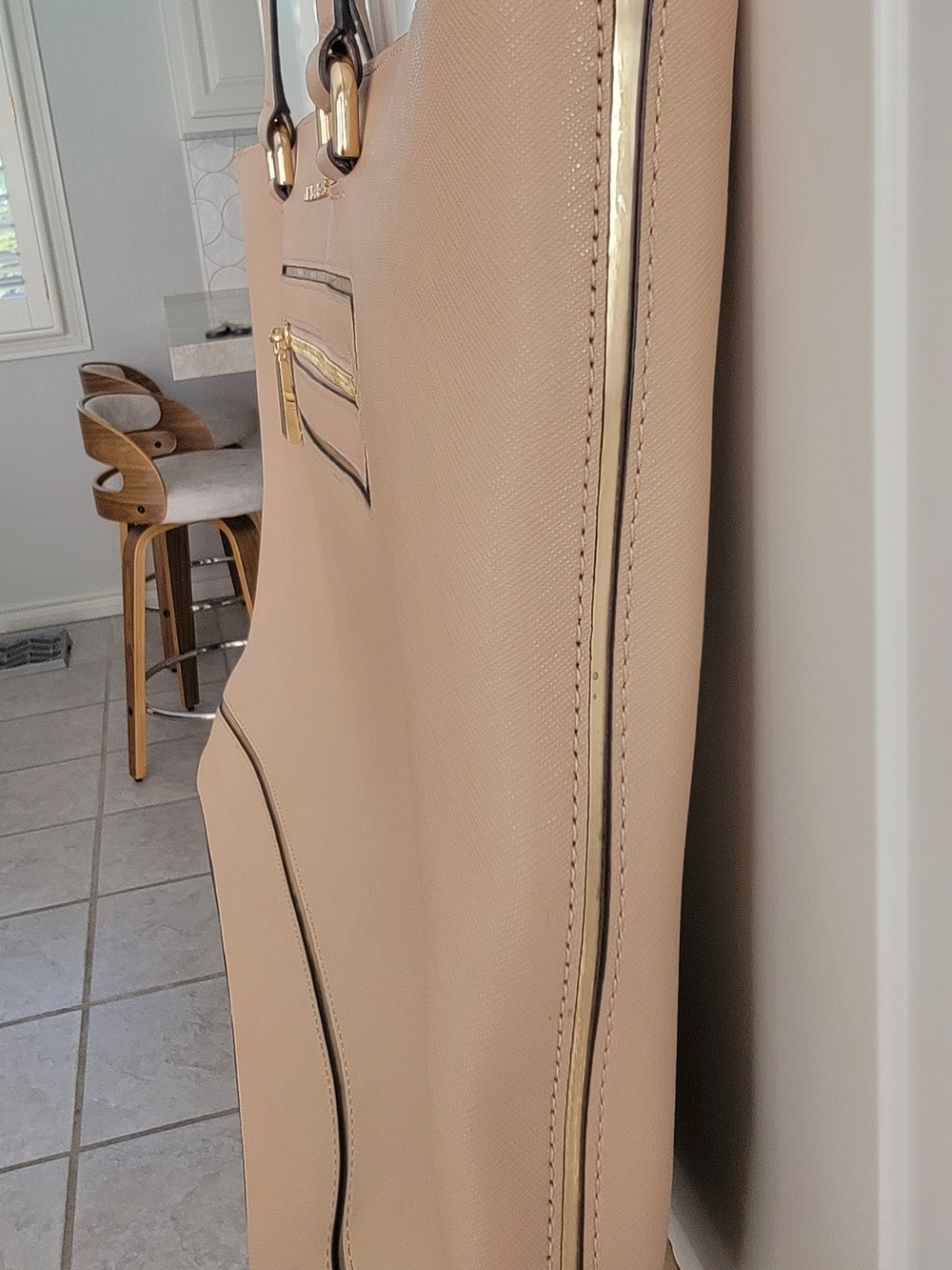 Michael Kors Beige Tote Bag - Elegant Saffiano Leather Shoulder Bag - Picture 4 of 8